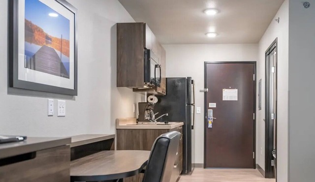 Pet-Friendly Room w/Kitchen, Free Parking, Breakfast Available in Pooler