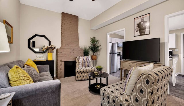 Pet-friendly Row Home in Victorian District w/Parking by Lucky Savannah in Savannah