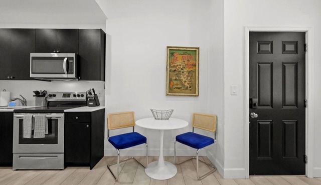 Pineapple Paradise - 2 Units - 13 min to Beach in Sarasota