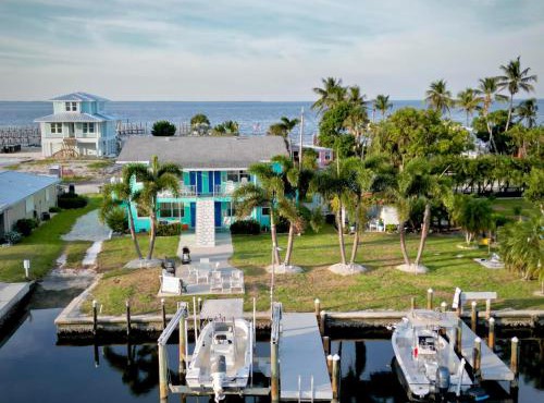 PIRATES COVE Inn & Marina