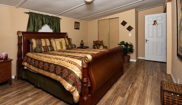 Pleasant Days Lodging Tropical Master Suite