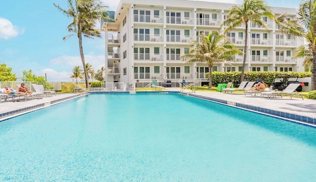 Pompano Beach | Coastal Ocean Stay | Pool + Beach in Pompano Beach