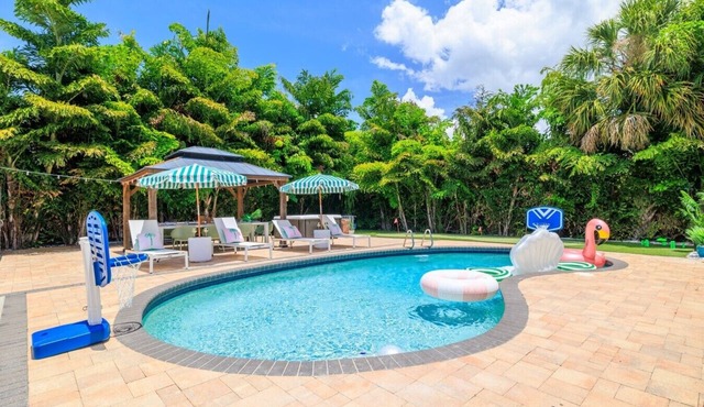 Pool/Hot Tub/Mini Golf Oasis|10 min from Downtown!