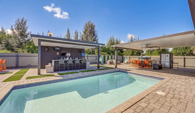 Poolside Lounge w/Bar & Kitchen: Cape Coral Home