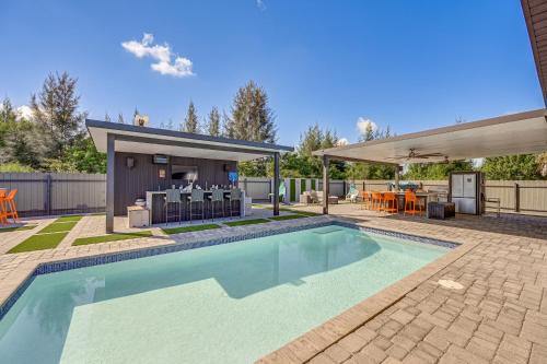 Poolside Lounge w/Bar & Kitchen: Cape Coral Home