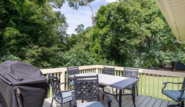 Private Backyard Free Parking Grill Deck in Birmingham