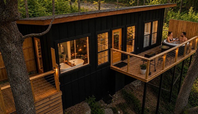 Private Bluff Retreat With Soaker Tub and Hot Tub in Albertville