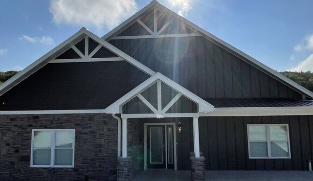 PRIVATE POOL AND HOT TUB! In Town spacious 8 Bedroom and 8.5 Bathroom home. in Branson