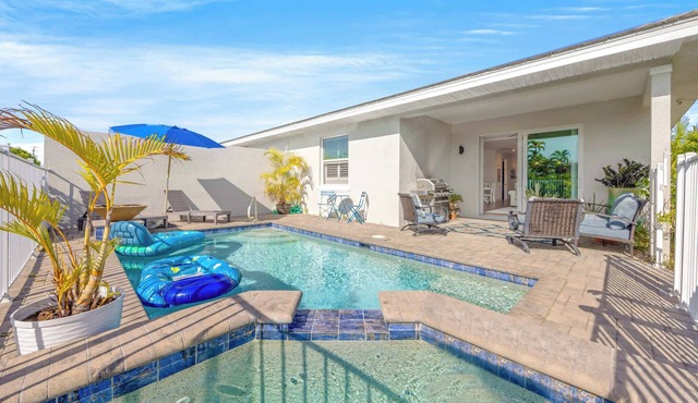 Private Pool Villa Near Sanibel | End Unit Retreat