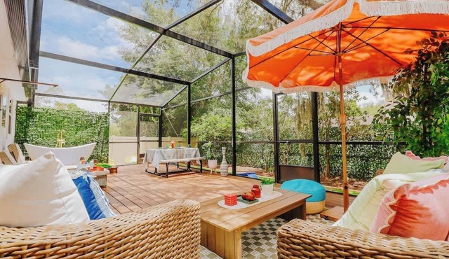 Private UCF Apt | King + Priv Yard + Outdoor Tub