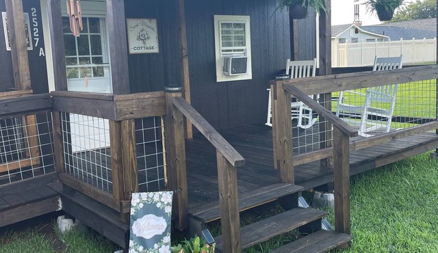 Quaint 1-bedroom cottage with AC in charming Houma.