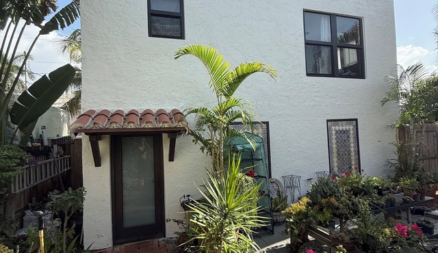 Quaint 2-bedroom cottage in the Historic Northwood District of West Palm Beach