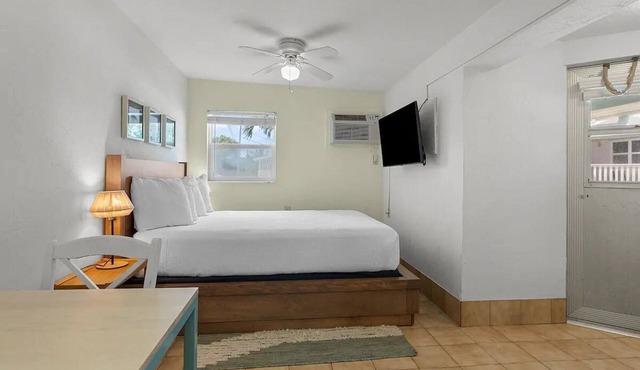 Queen Studio w/Kitchen, Pool & Beach Access | Breakfast Included in Little Torch Key