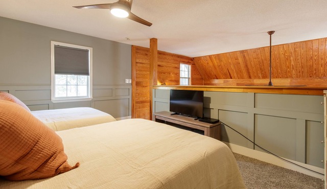 Quiet, Private Lodge with Loft, 2 Beds & Fireplace in Quitman
