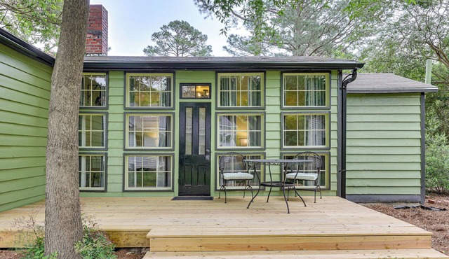 Quiet Tree-Lined Yard & EV Charger: Near I95 in Enfield