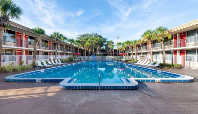 Ramada by Wyndham Kissimmee Gateway - Free Theme Park Shuttle