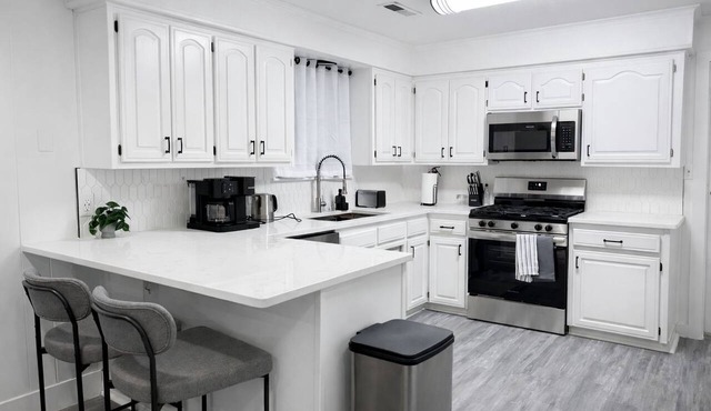 Recently Updated, King bed, Near U of A & Downtown in Springdale