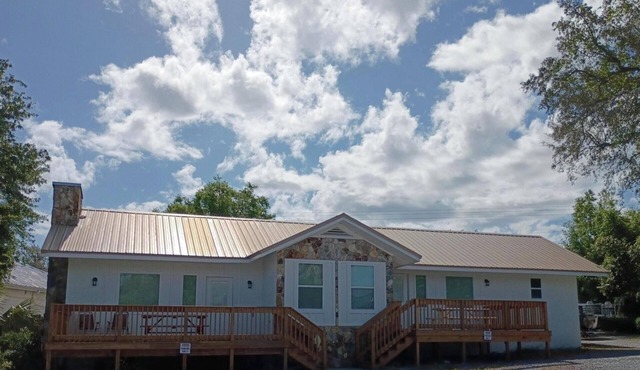 Reel Em' Inn -3bdr 2.5ba Waterfront Home Located at Pier98 Marina -Pets Welcome
