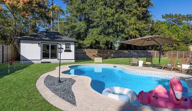 Relax and Play - Heated Pool + Game Shed + Minutes to the Beach