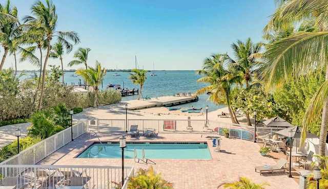 Relax and Unwind! Free Parking, Onsite Swimming Pool, Near Dolphins Plus