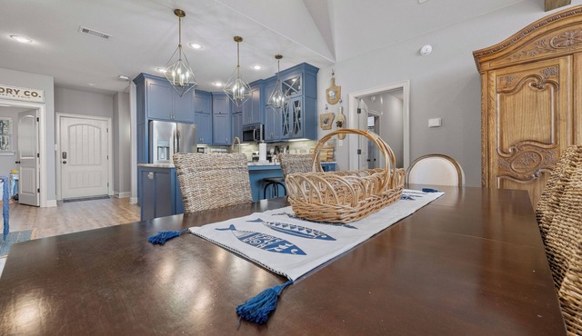 Relax in the Blue Cottage Retreat w/lakefront views & walk down access to water in Clinton