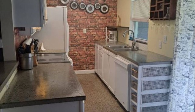 Relaxing 3 Bed/1.5 Bath "dog friendly". Sorry, No cats allowed. nSleeps 6