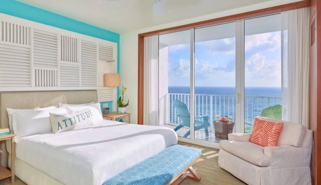 Relaxing Beachfront Room with Outdoor Pool and Near Oceanwalk Mall in Hollywood