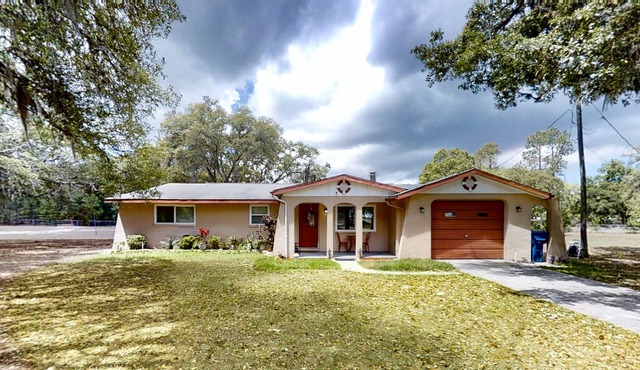 Relaxing home with private pool, gas grill, lanai, & kitchen - snowbird-friendly