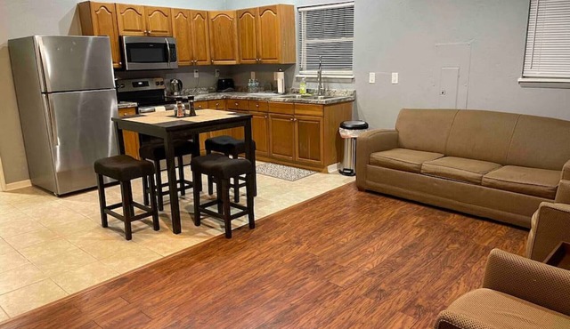 Remodeled cottage close to Springs and Gainesville