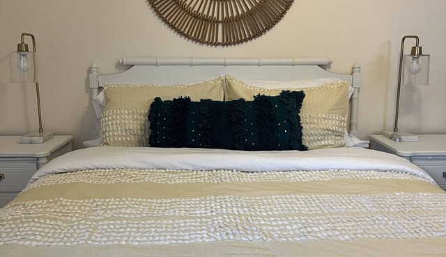 Remodeled historic cottage w/pool, centrally located and pet friendly