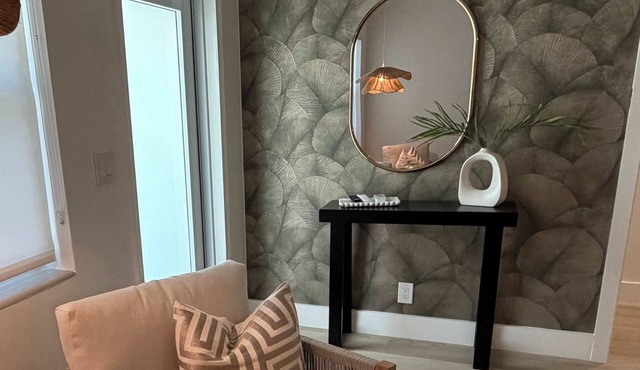 Renovated 1 Bedroom, Boutique Mid-Century Building