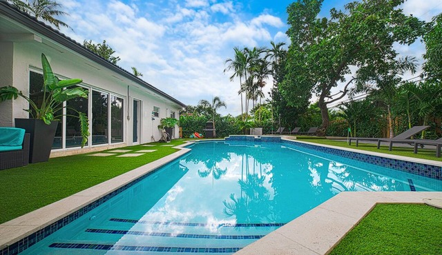 Resort Near Zoo & The Falls Pool/Spa, BBQ & Gym