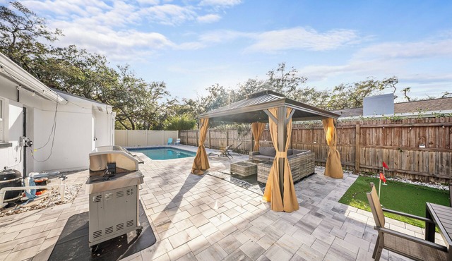 Resort Pool Oasis: King Beds, Hammock, Mini-Golf, Grill, and Wheel of Fortune!