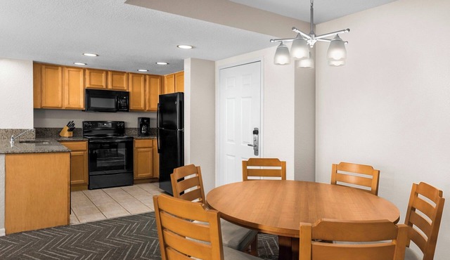 Resort with 2 bedrooms - sleeps 6 - in tranquil Pompano Beach