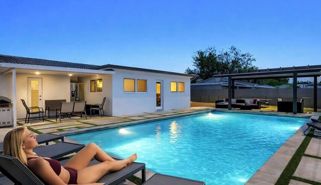 Retreat Near MIA Heated Pool, BBQ & Playground