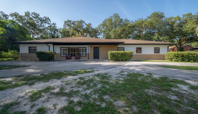 Riverfront ☆ Spacious ☆ Original Mid-Century Ranch
