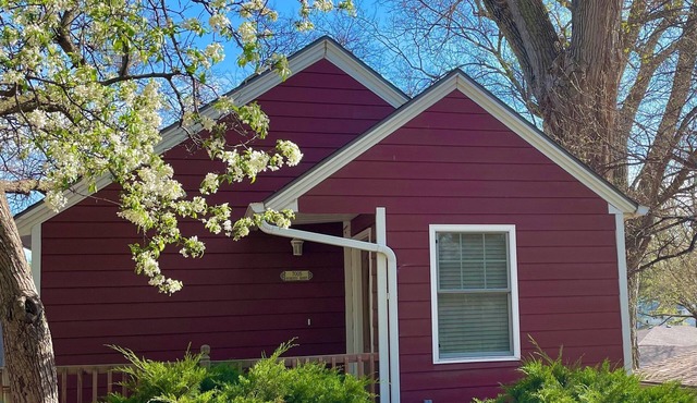Robert's Roost - Tiny Farmhouse Inspired Cottage in Omaha