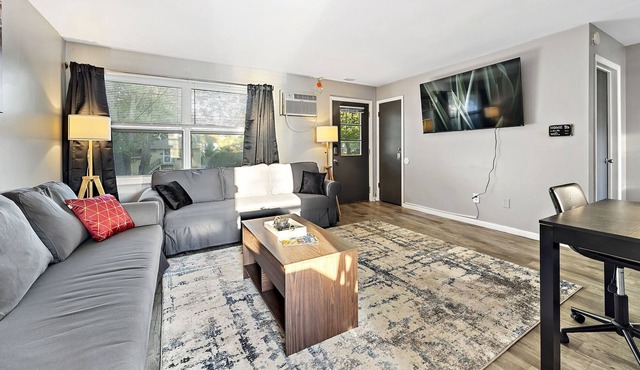 RocknRoll-Themed Apt ✧65"TV/WiFi/FreeParking in Aurora