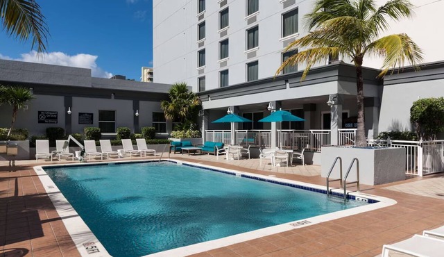 Romantic Getaway | Pool Access | Free Breakfast | Parking | Pets are Welcome in Fort Lauderdale