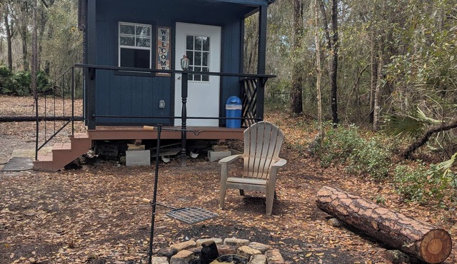 *Romantic Hideaway Cabin, Hammock + Fire Pit with free parking & Pet-Friendly*