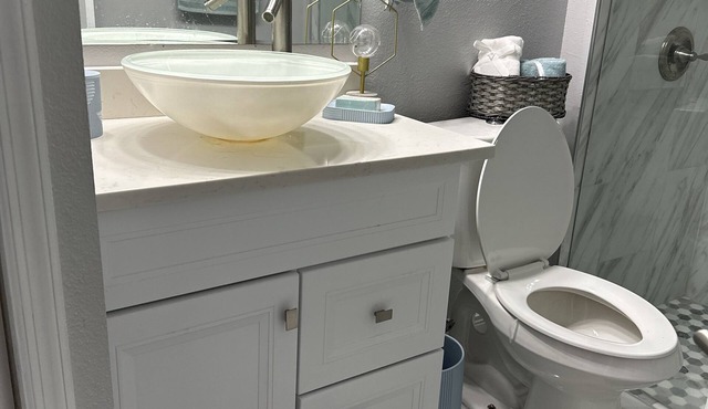 Romantic /hot tub — 5 min from the mall