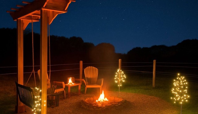 Romantic Private Retreat 5 min from downtown with hot tub, firepit, grill in Madison