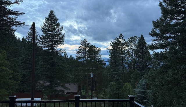 Rustic and charming 2 bedroom retreat with a beautiful deck in Evergreen