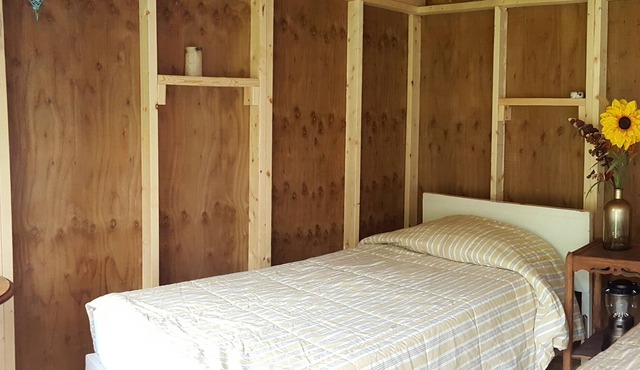 Rustic Cozy Sleeping Hut - Two Twin Beds in Emily