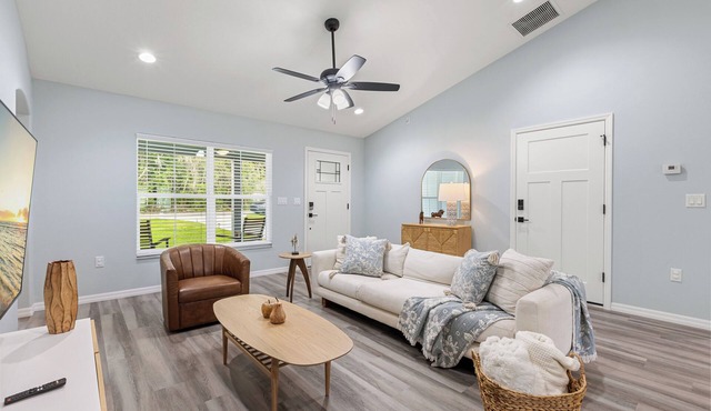 Saddle Oak Retreat - 3BR Near WEC - Sleeps 6 - Pets Welcome - New Construction