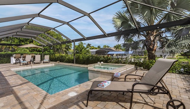 Sailboat access villa w/hot tub & pack & play! Villa Barbara - SWFL Rentals