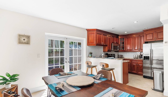 Sanctuary with private patio near Parks, Dining, Yacht Club, Marina, CocoWalk. in Miami