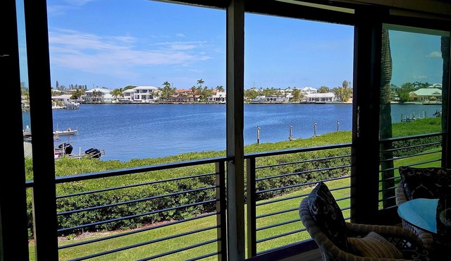 Seabreeze Sanctuary: 2BR/2BA Waterfront Condo - Stunning Views & Prime Location in Holmes Beach