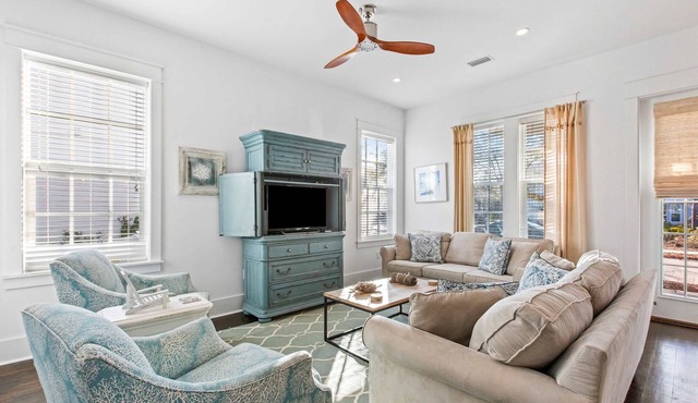 Seagrove Serenity, 4BR Coastal Retreat with Pool & Bikes