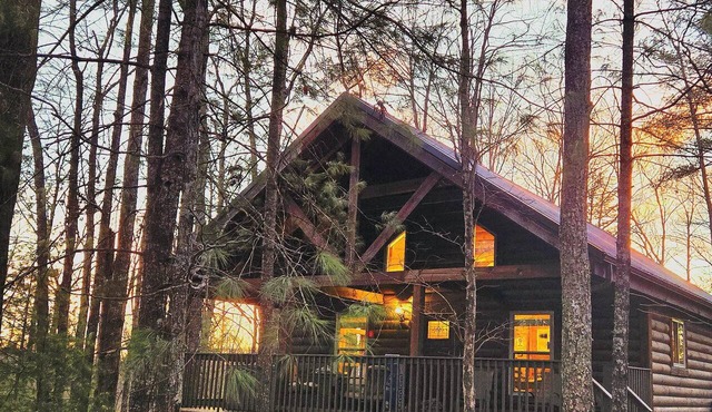 Secluded, forested, new cabin, 2-BR, 2-BA, Hot Tub, Wi-Fi, Smart TV's in Campton